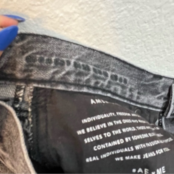 American Eagle High rise Mom Jean Busted knees Black SHORT - Picture 2 of 5